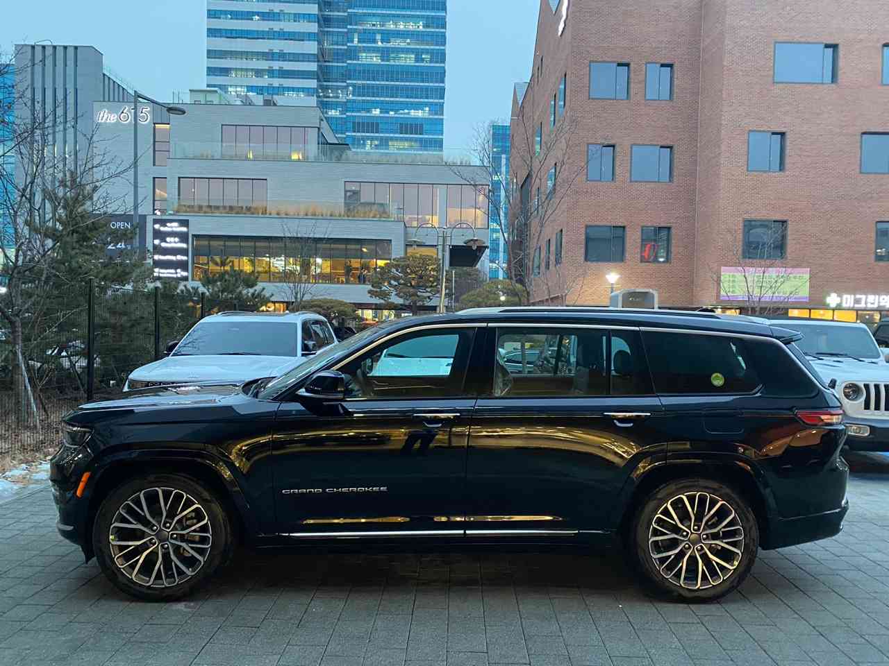 지프 그랜드 체로키 L 서밋 리저브 4x4 썸네일 이미지