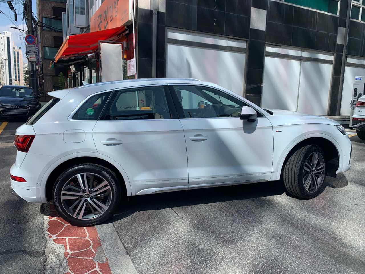 아우디 Q5 45 TFSI 콰트로 프리미엄 [2C5+PAO] 썸네일 이미지