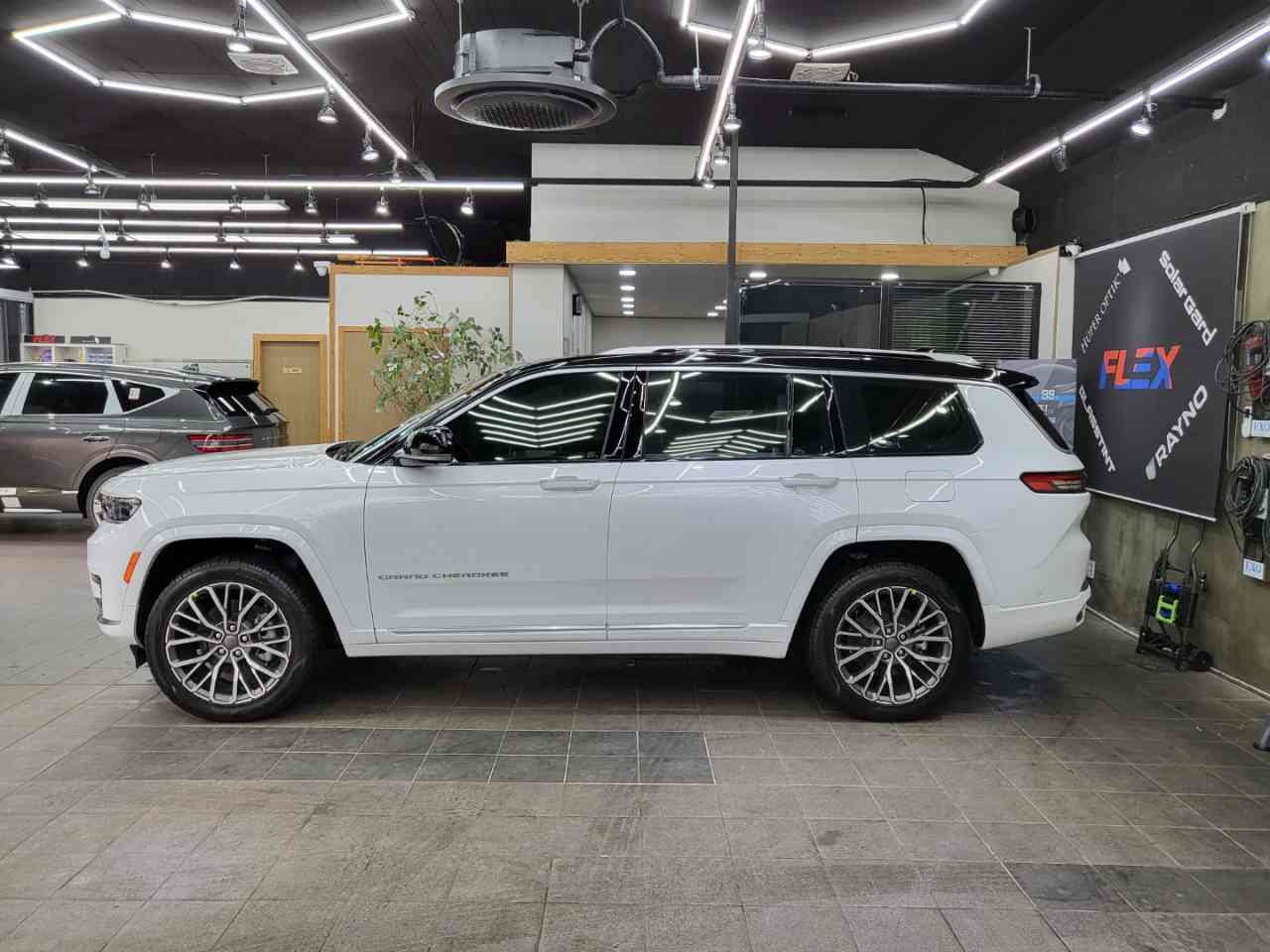 지프 그랜드 체로키 L 서밋 리저브 4x4 썸네일 이미지