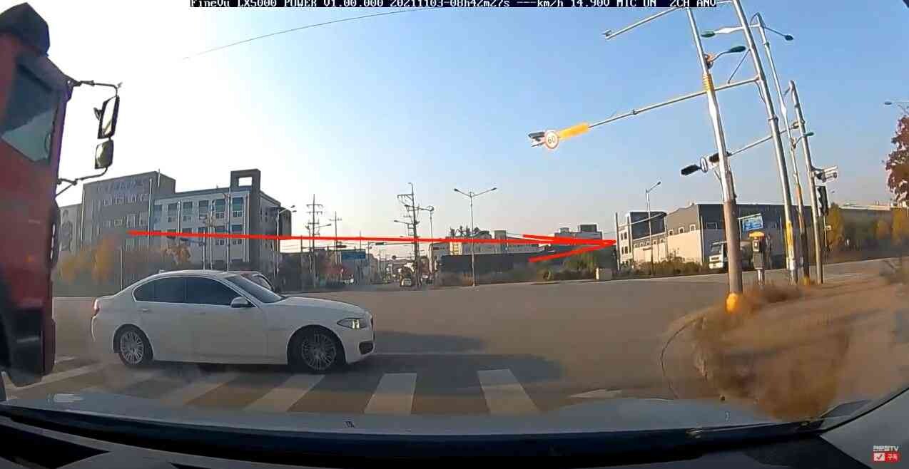 한문철 TV) BMW 무단횡단 사고  이미지1