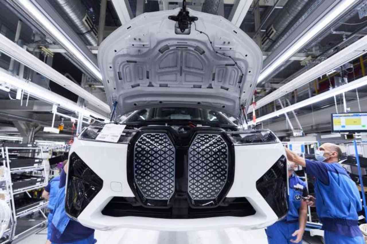 "앞으로 10년 1000만 대" BMW 순수 전기차 판매 비중 2030년 절반 목표 게시글 썸네일