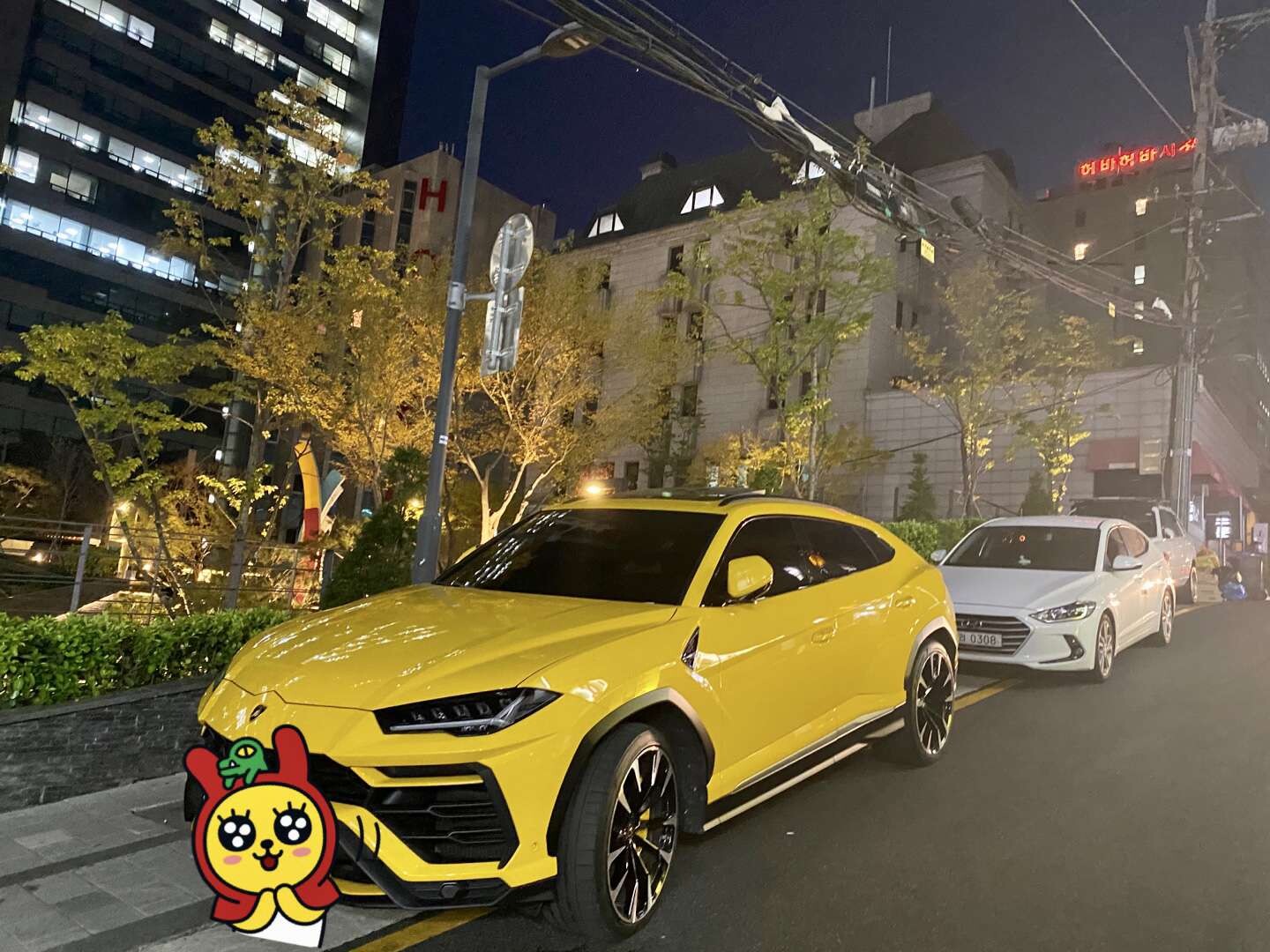 회사 앞에 노란색 황소가 있네요 이미지1