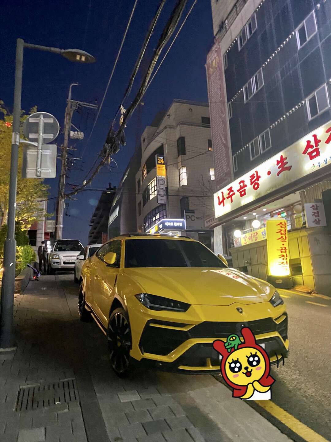 회사 앞에 노란색 황소가 있네요 게시글 썸네일
