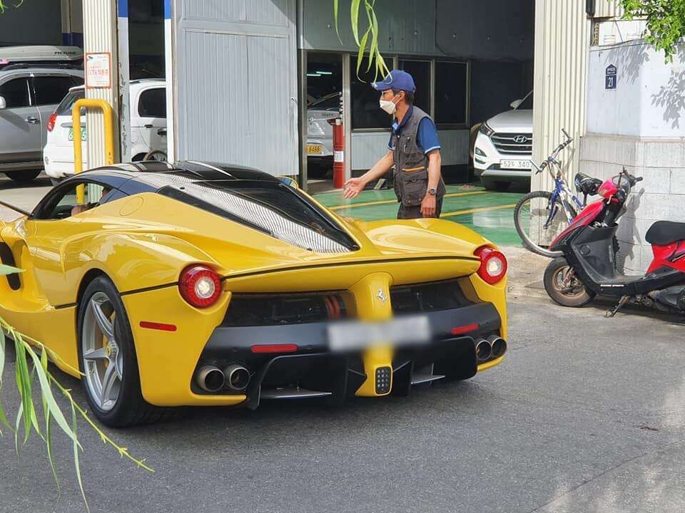 오늘자 성수동에 뜬 페라리 큰형님 이미지2