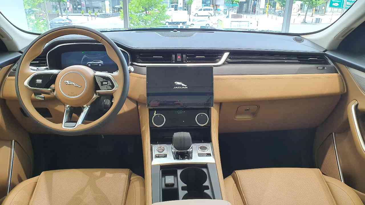 뜬금..신형 F-pace 실내의 가성비에 대해 .... 게시글 썸네일