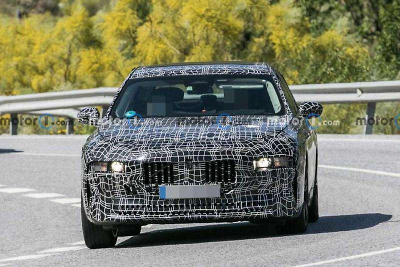 BMW 신형 7시리즈 스파이샷! 헤드램프 위치가...? 게시글 썸네일