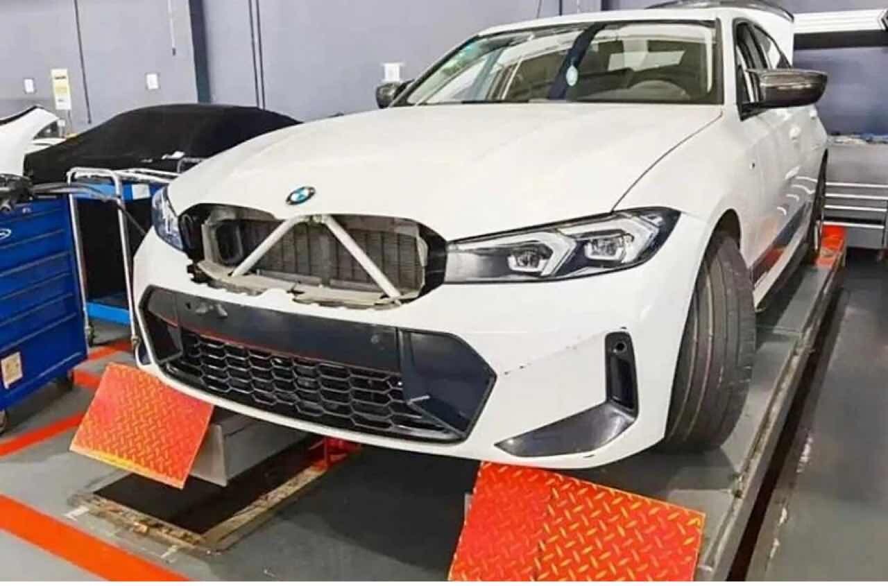 BMW 3시리즈 페이스리프트 전면부 유출 게시글 썸네일