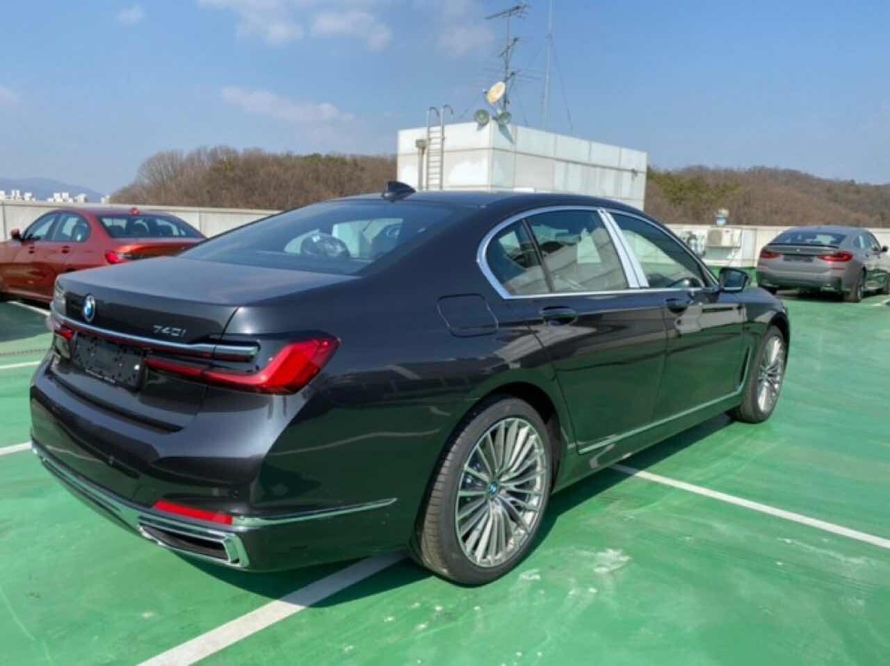 오너 드리븐용 세단  S400d VS 740d 이미지1