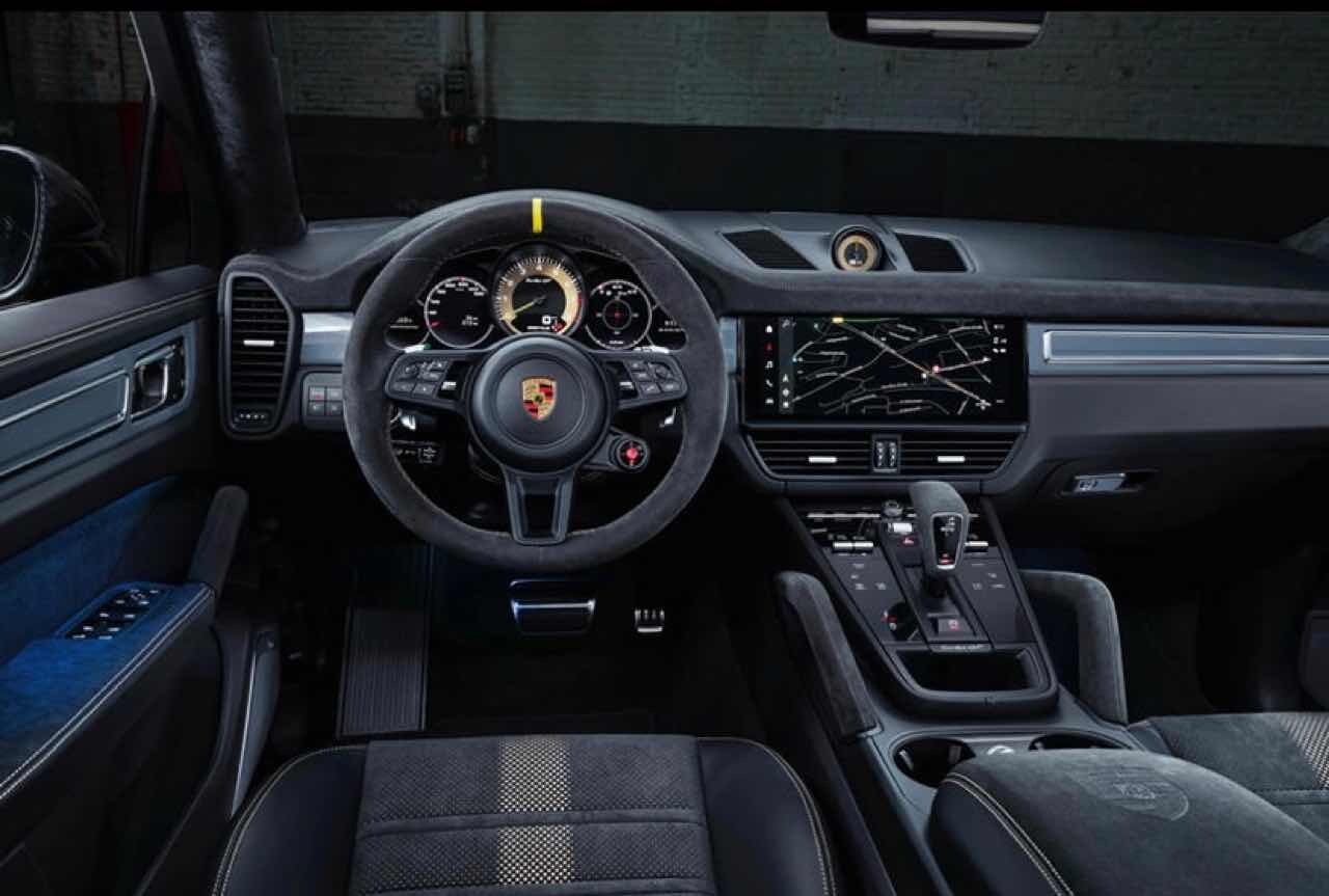 (Carbuzz) 카이엔 터보쿱 GT 누가 사야 하나 이미지3