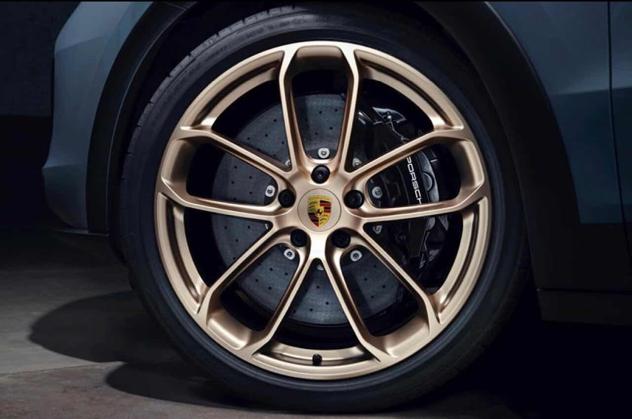 (Carbuzz) 카이엔 터보쿱 GT 누가 사야 하나 이미지2