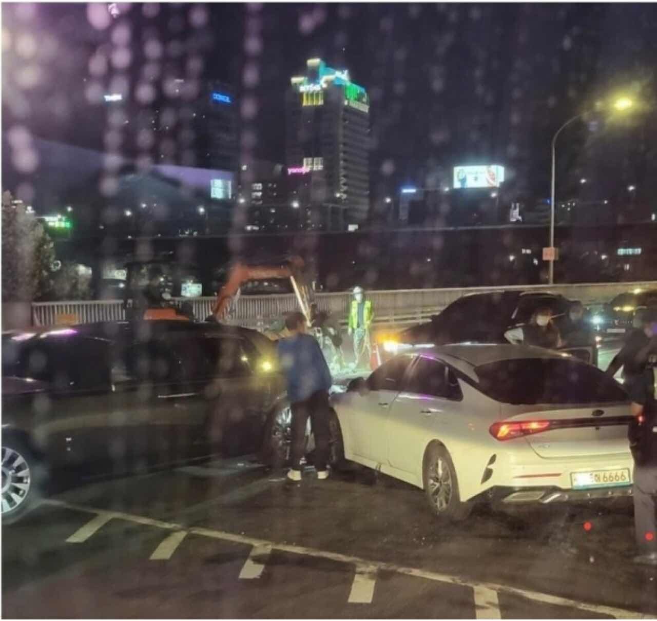 롤스로이스 팬텀, 쏘카 K5 사고 다른 각도 사진  이미지2