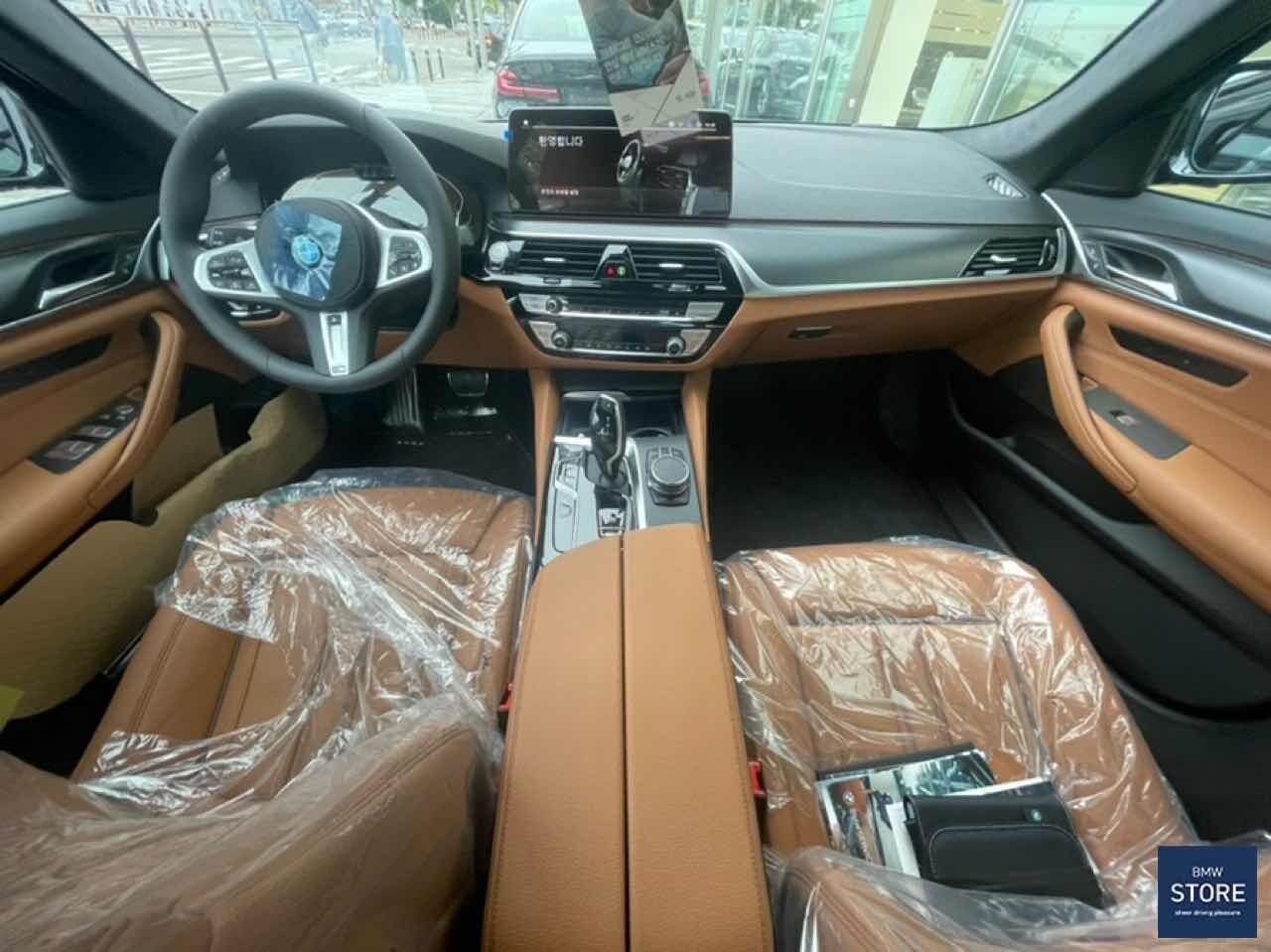 BMW 520i 블랙수트 에디션 실사  이미지8
