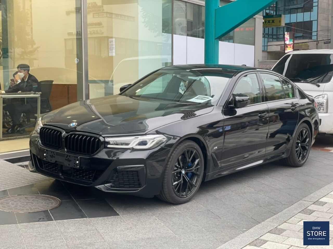 BMW 520i 블랙수트 에디션 실사  게시글 썸네일