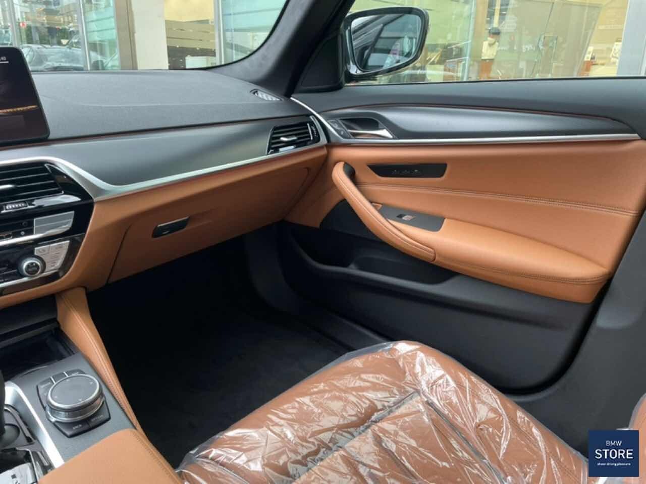 BMW 520i 블랙수트 에디션 실사  이미지9