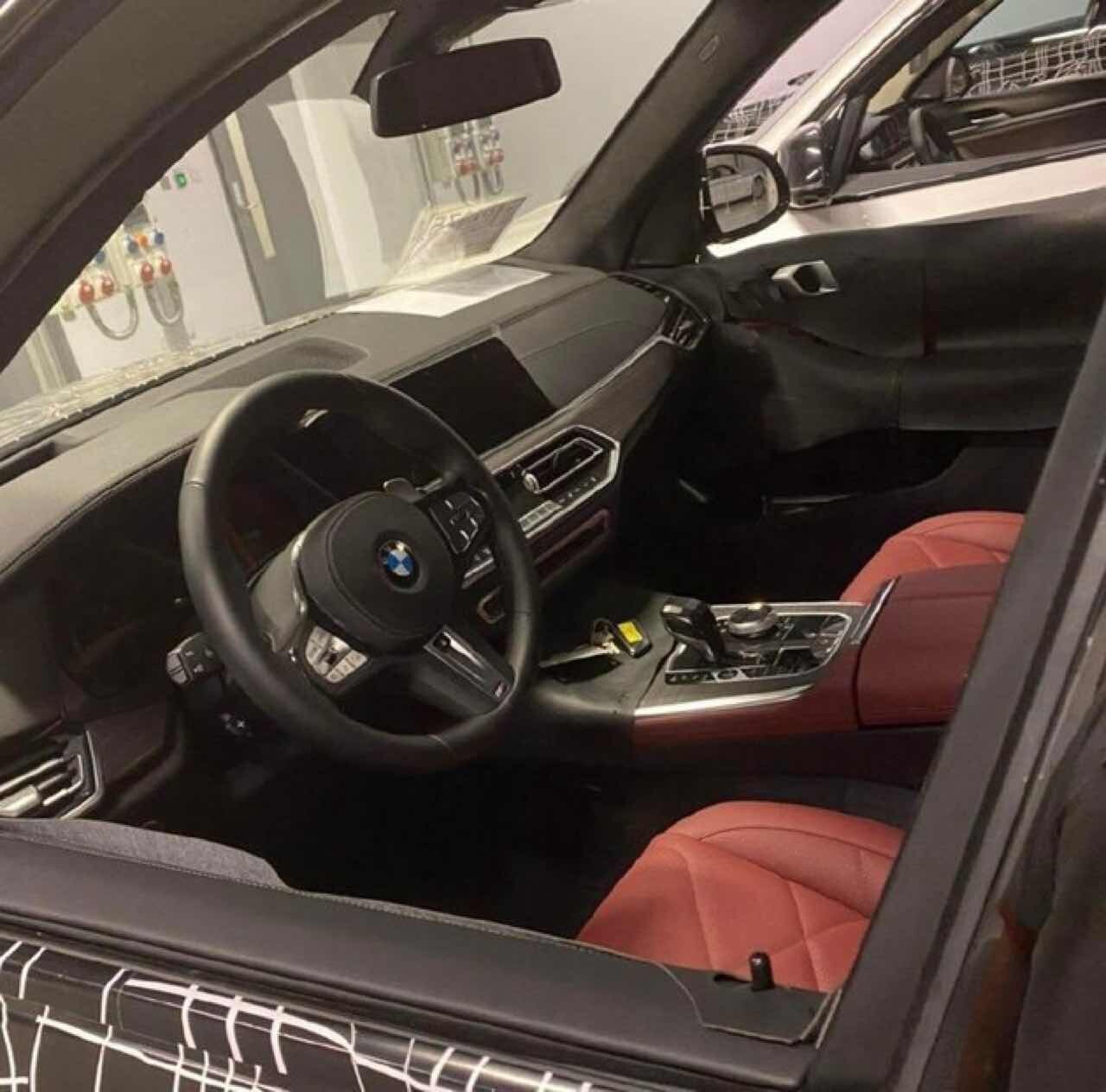BMW X5 페이스리프트 실내라네요  게시글 썸네일
