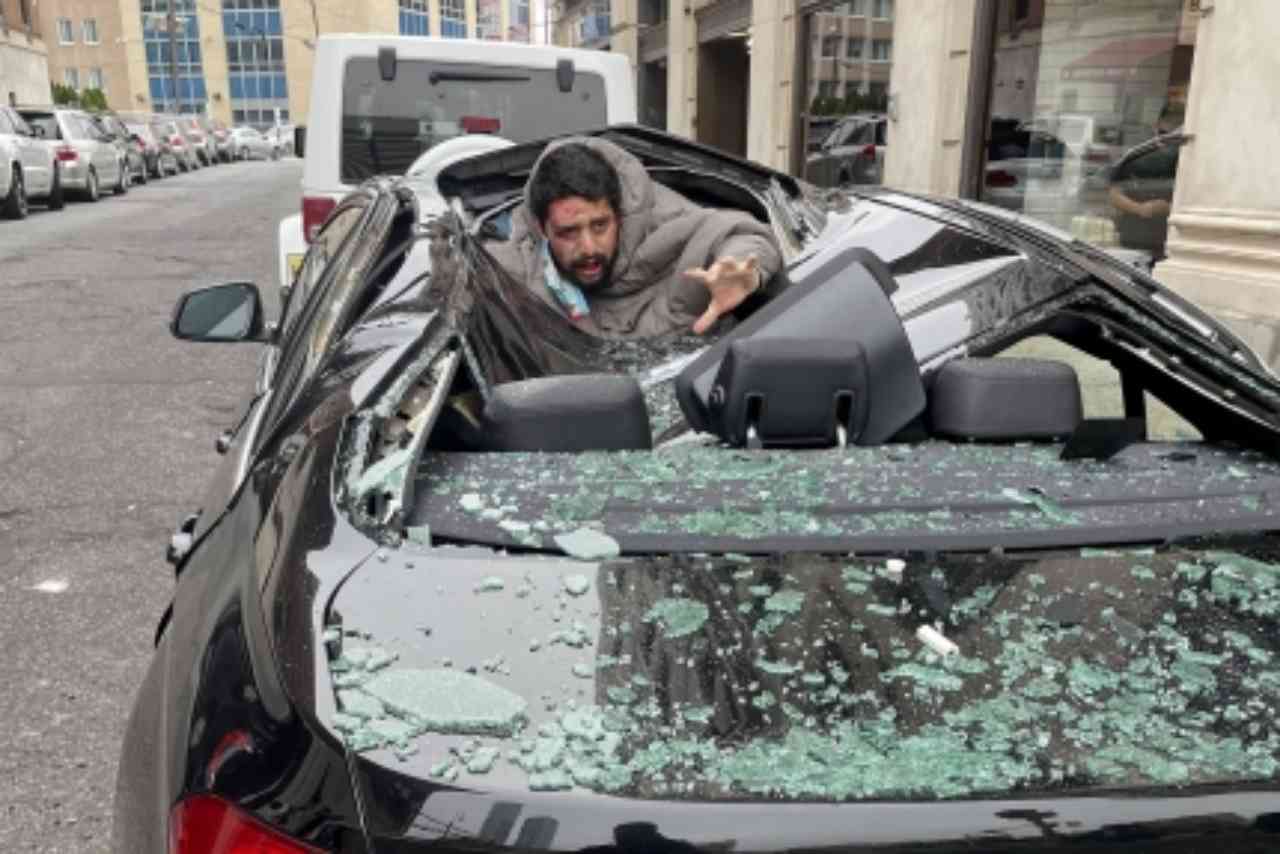 9층 빌딩서 떨어져 BMW 지붕에 와장창... 게시글 썸네일