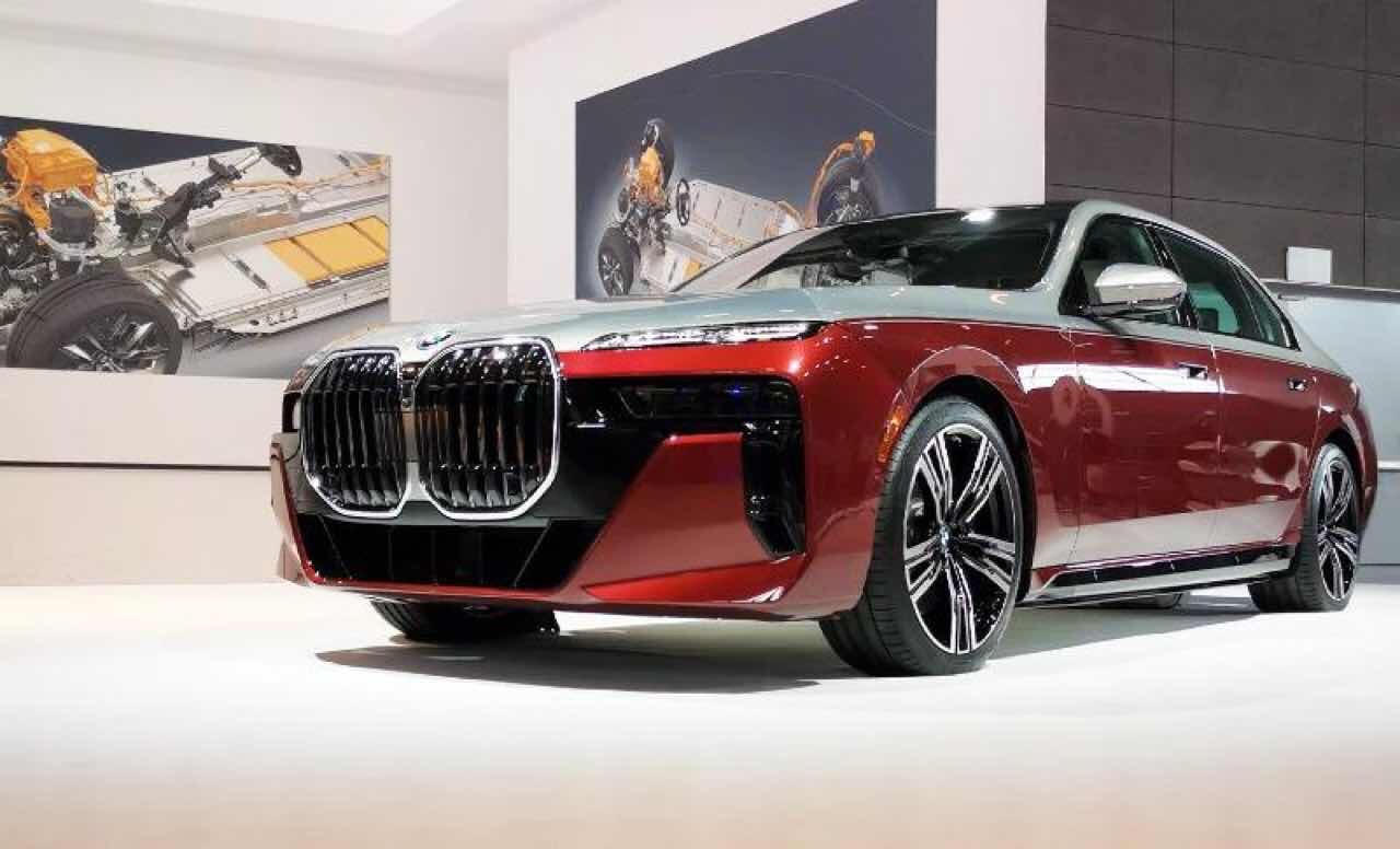 BMW i7 투톤 전시차 게시글 썸네일