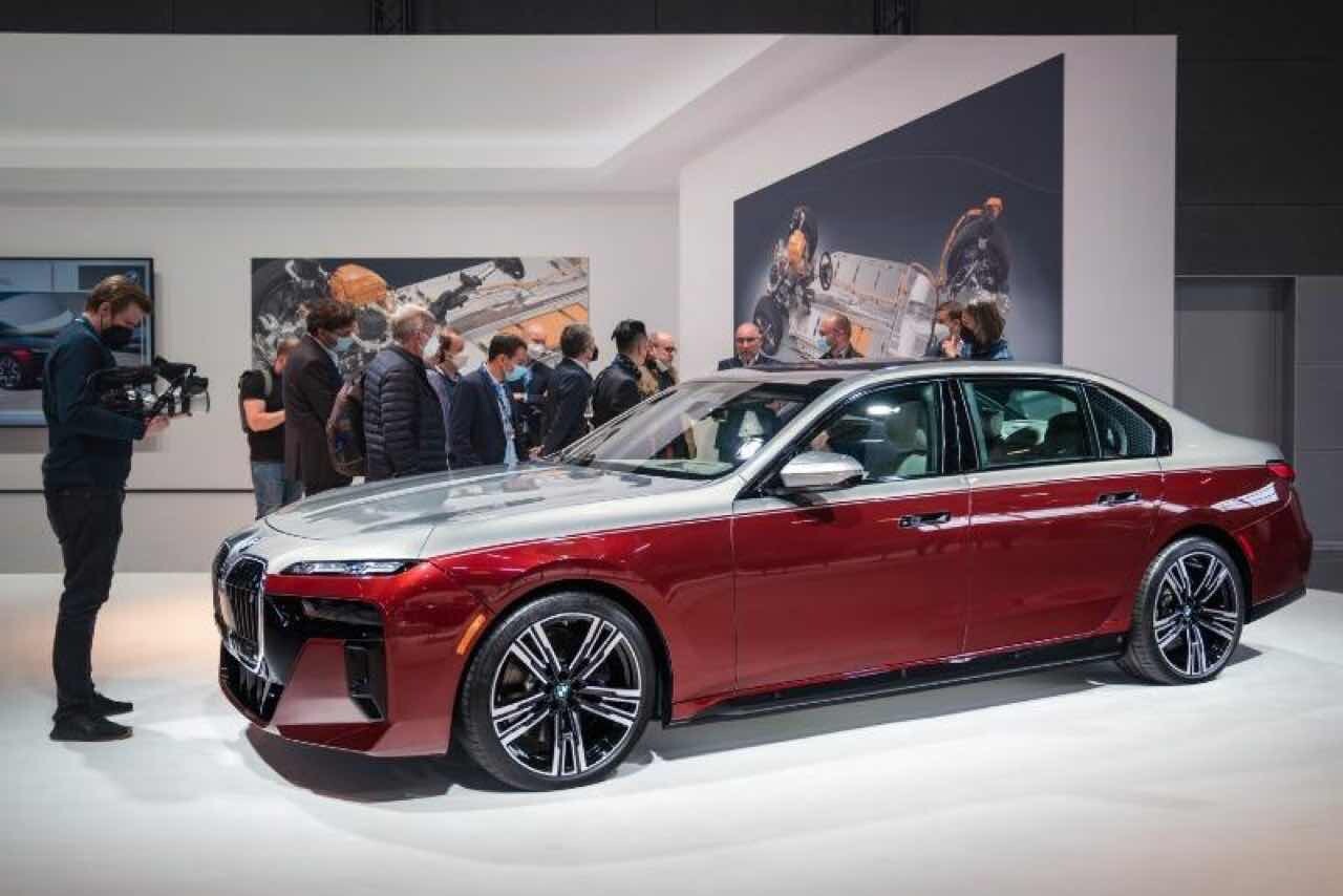 BMW i7 투톤 전시차 이미지1