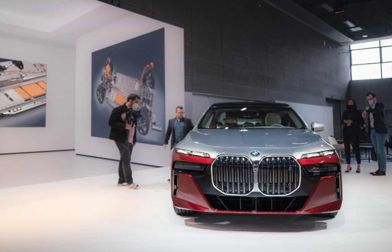 BMW i7 투톤 전시차 이미지2