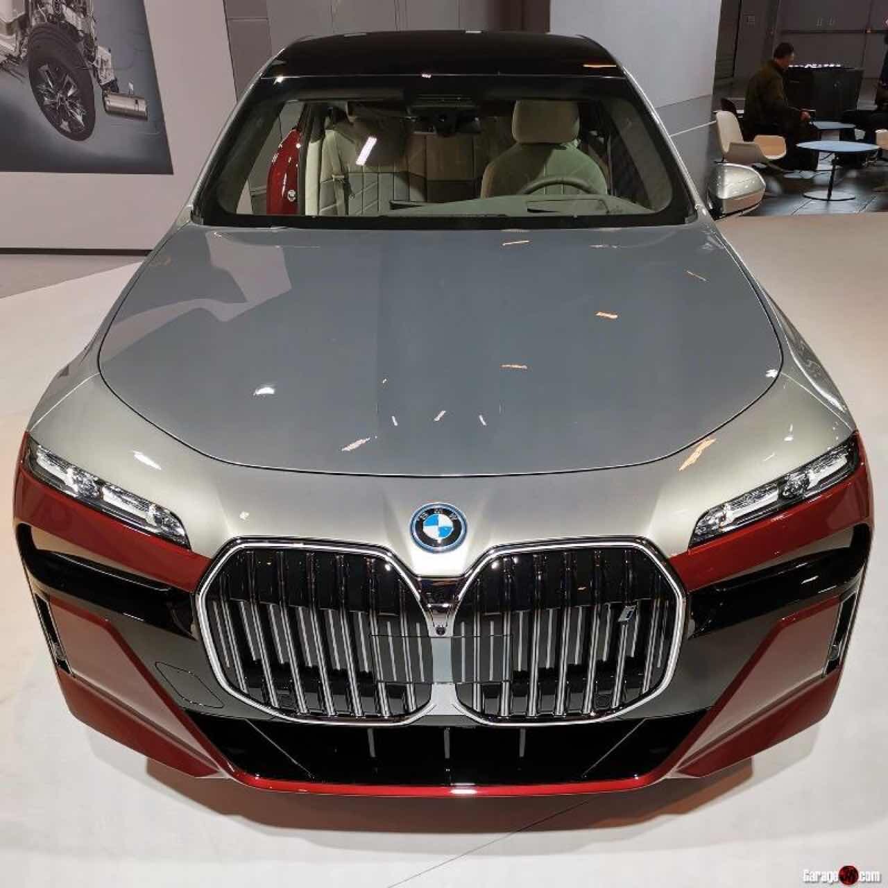 BMW i7 투톤 전시차 이미지3