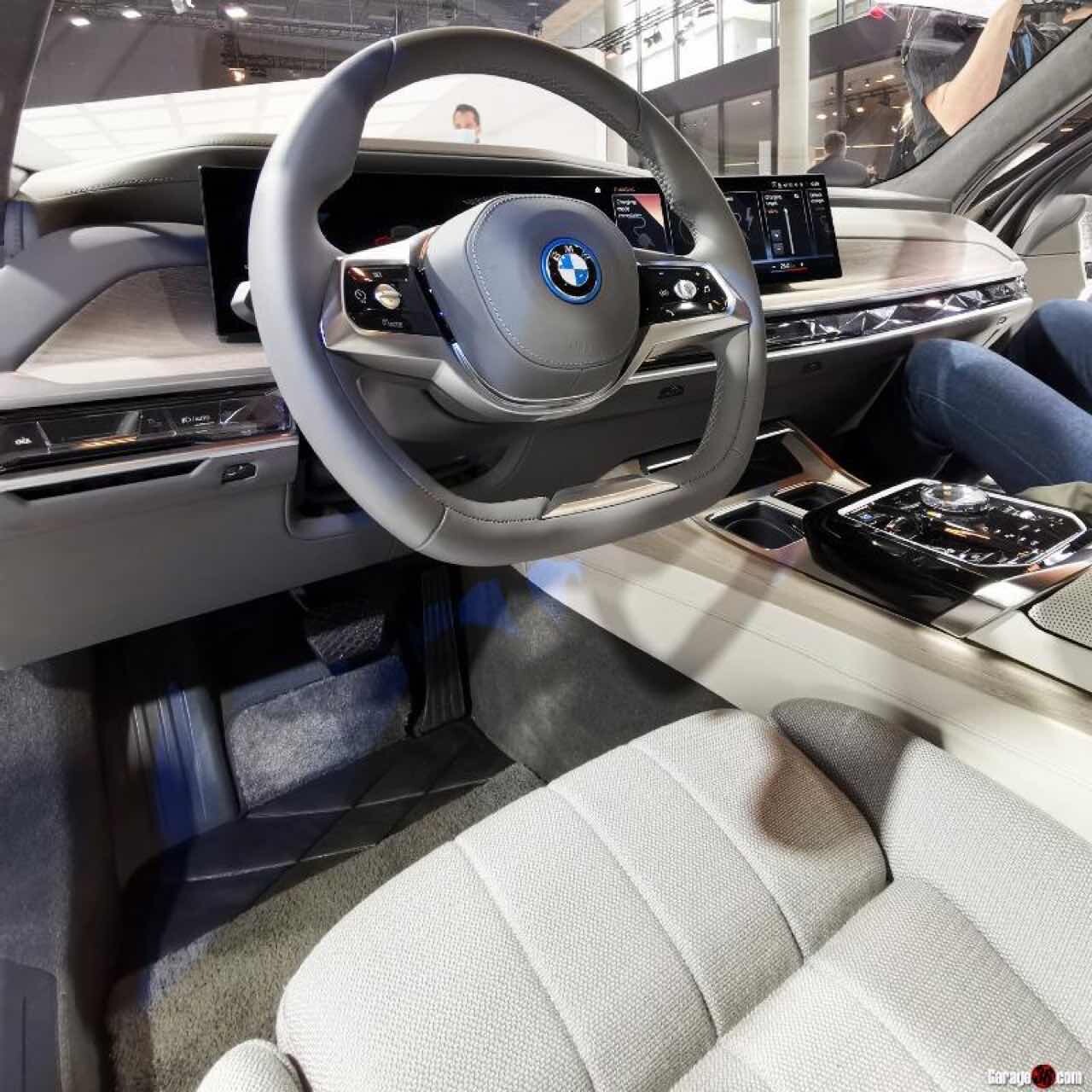 BMW i7 투톤 전시차 이미지7