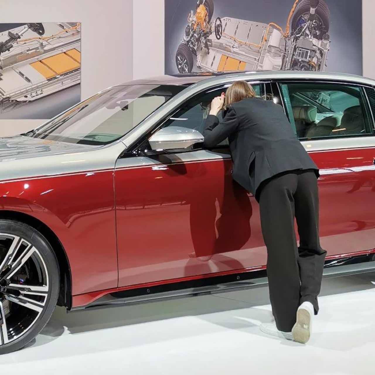 BMW i7 투톤 전시차 이미지6