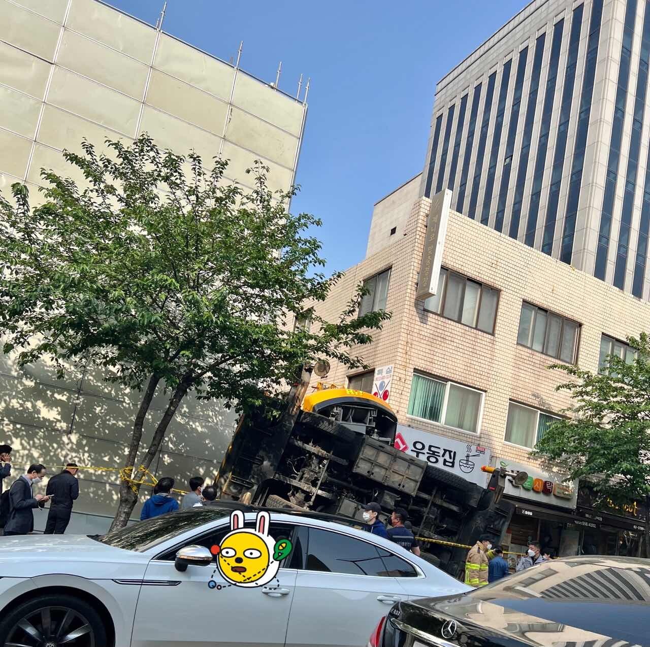 출근길에 대형사고 목격했습니다.  게시글 썸네일
