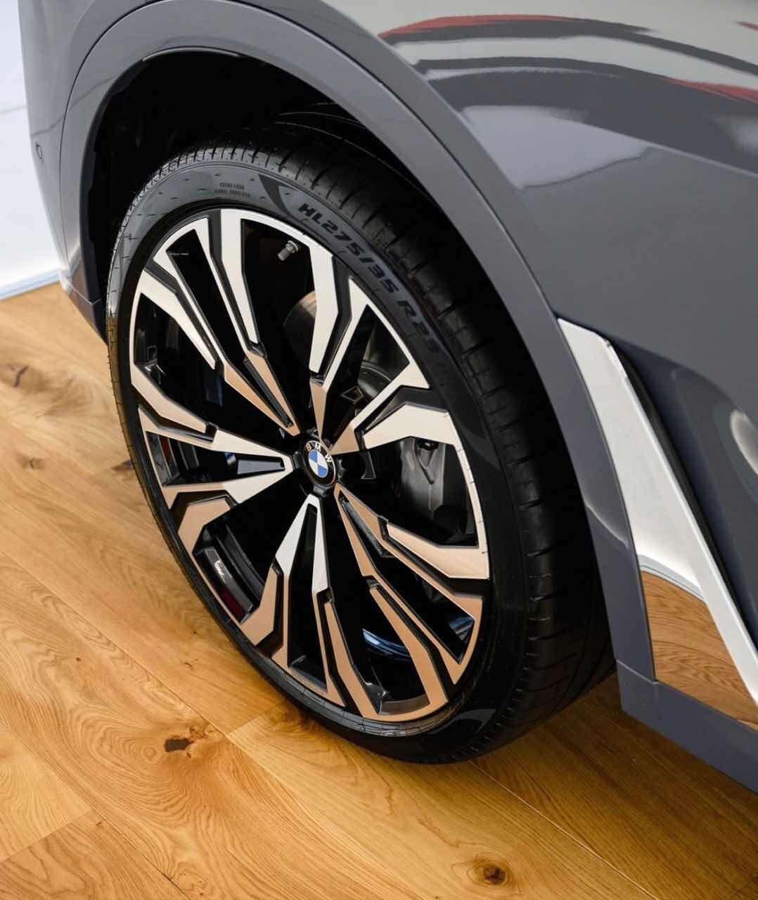 BMW X7 페이스리프트 전시장 사진  이미지7
