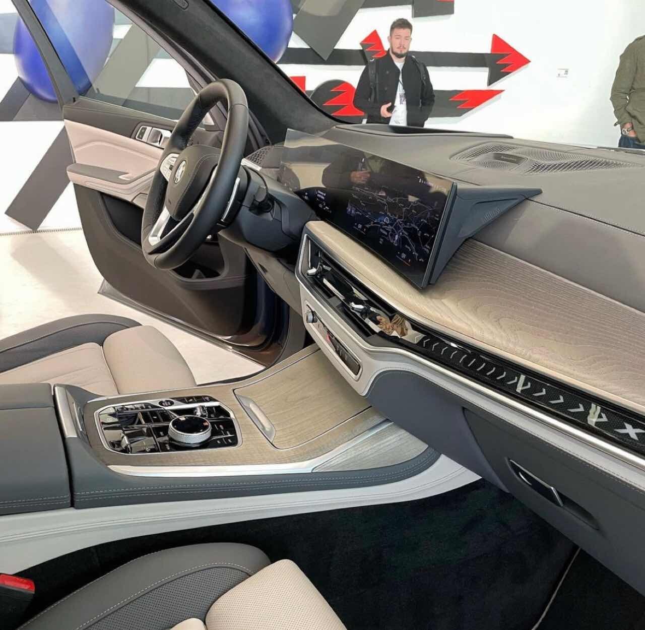 BMW X7 페이스리프트 전시장 사진  이미지10