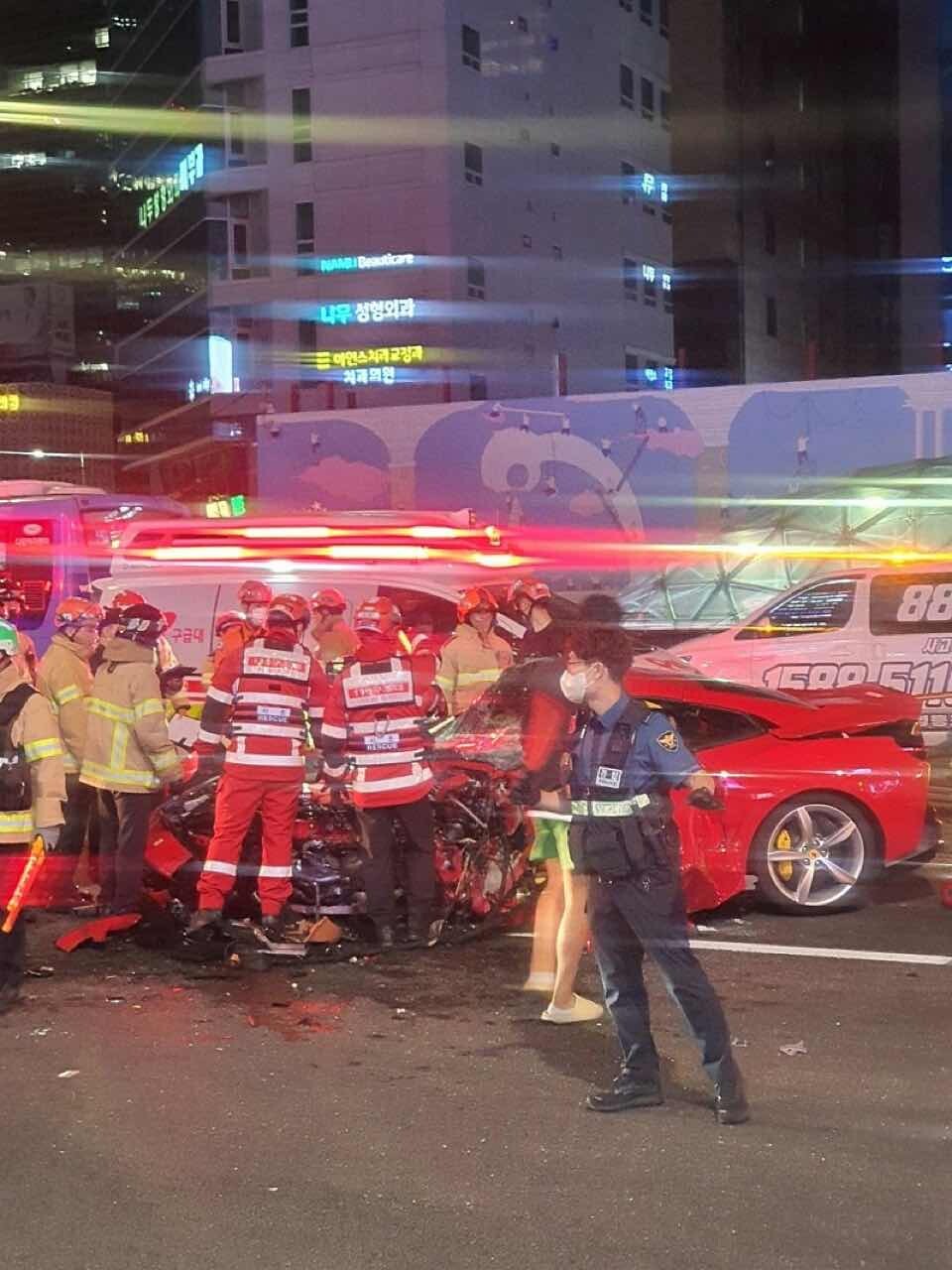 어제자 강남역 페라리 교통사고 게시글 썸네일