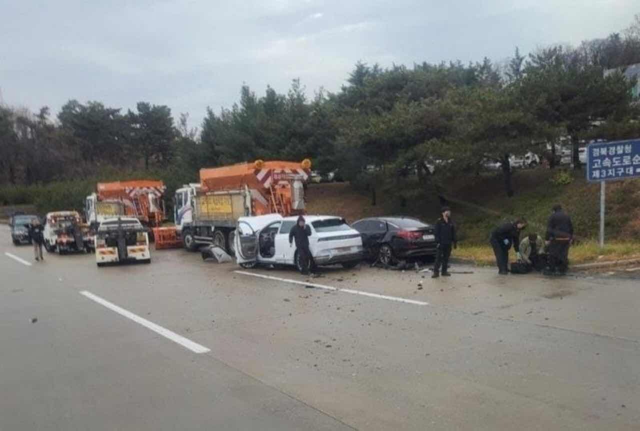 아반떼, 아이오닉 로드 탁송중 사고...  게시글 썸네일