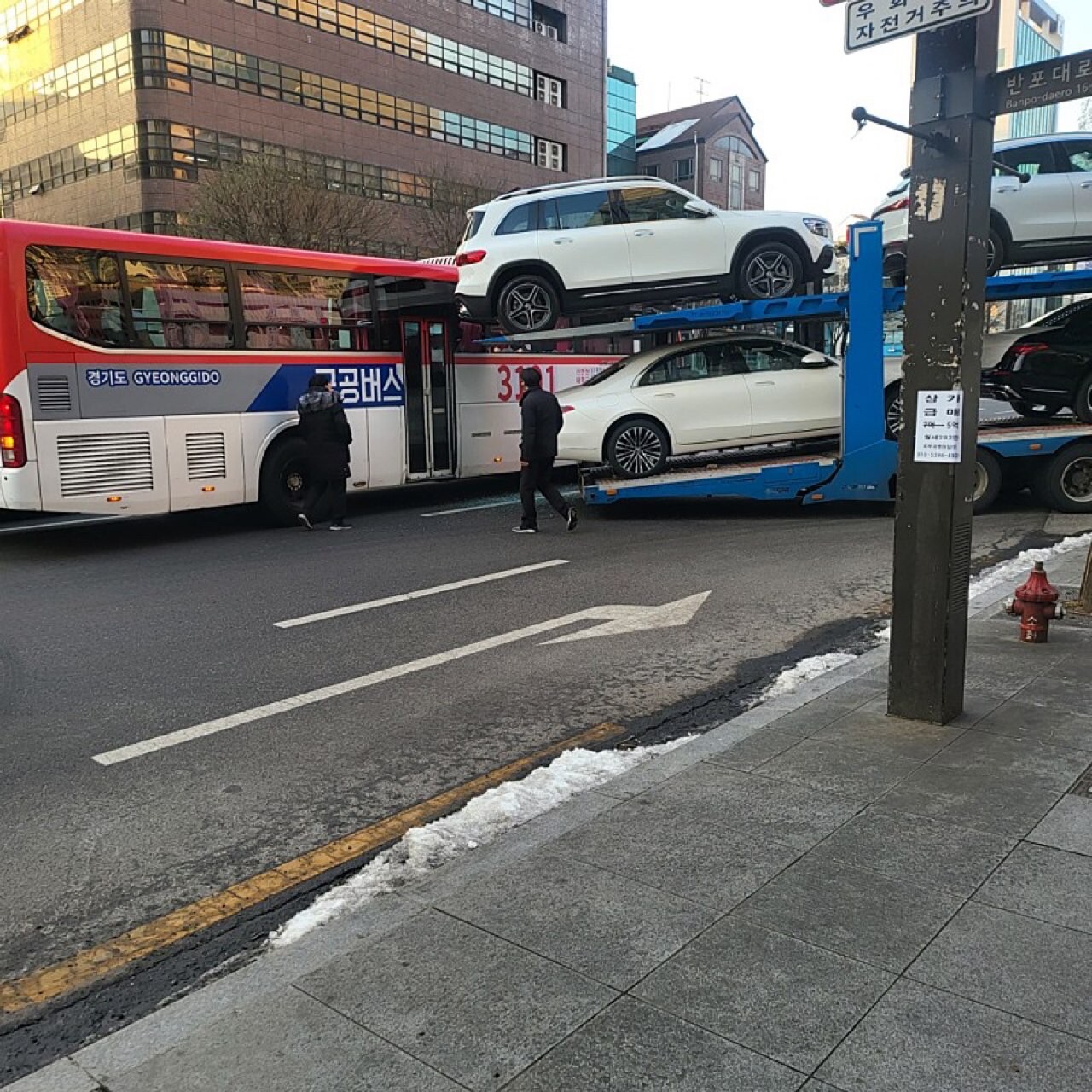 벤츠 탁송 캐리어카 버스랑 사고 났네요;;  게시글 썸네일