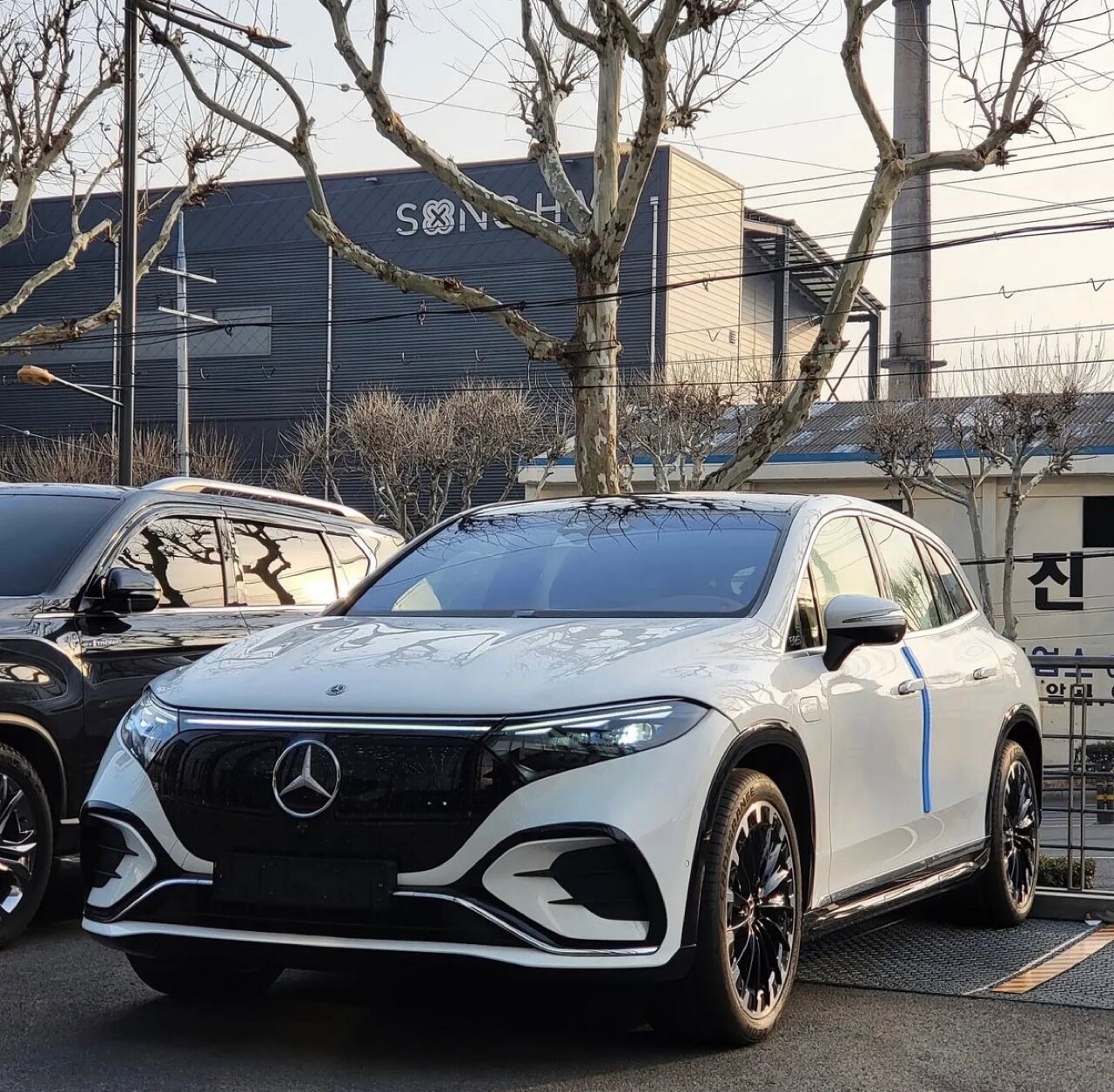 벤츠 EQS SUV 전시장 입고 게시글 썸네일