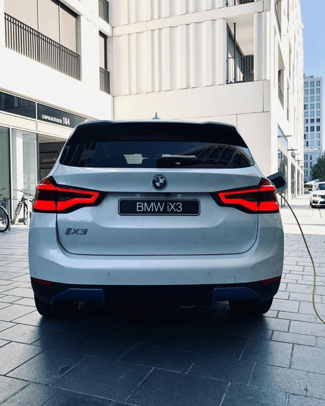 BMW iX3 실사  이미지1