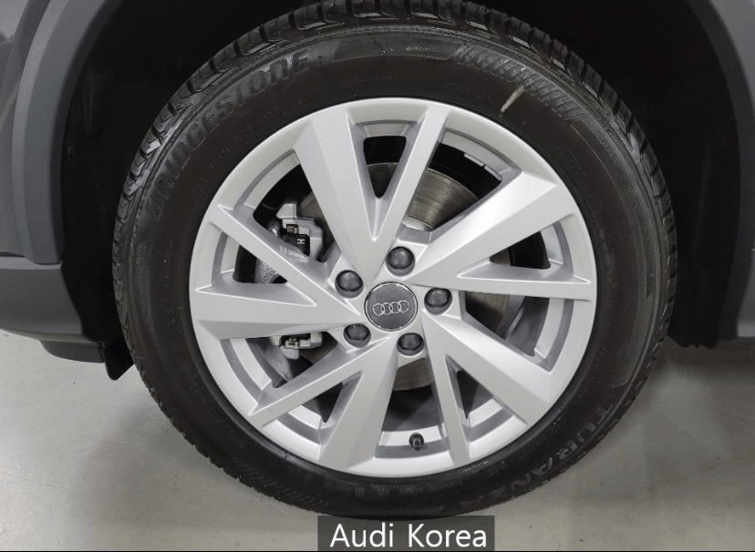 아우디 Q2 전시장 입고 사진 이미지3