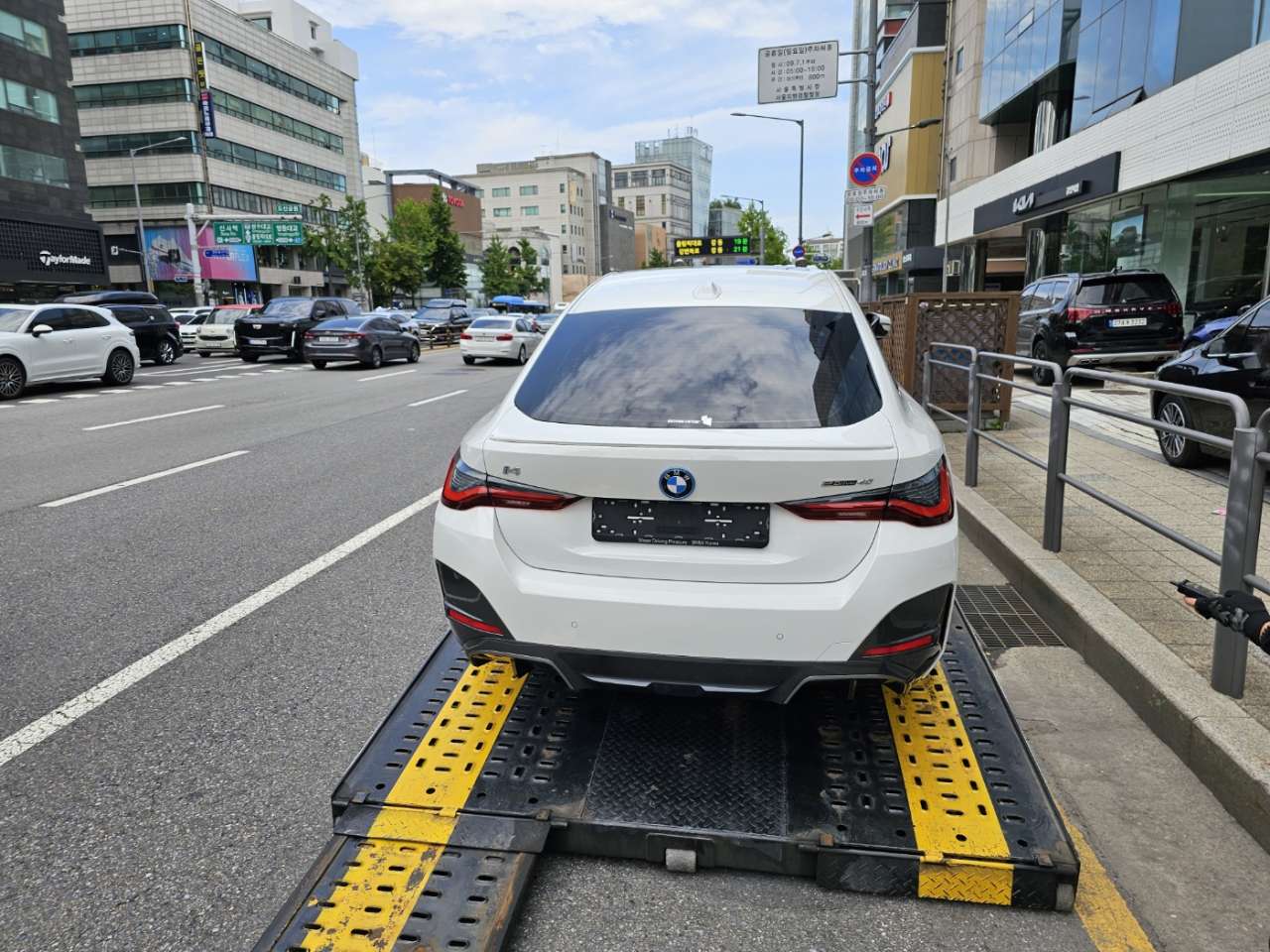 BMW i4 eDrive 40 그란쿠페 M 스포츠 프로 P1 게시글 썸네일