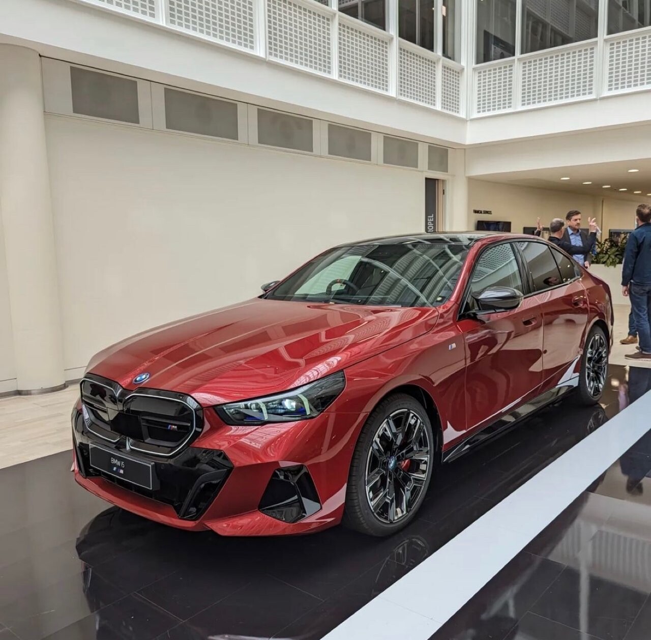 BMW i5 전시차 사진  게시글 썸네일