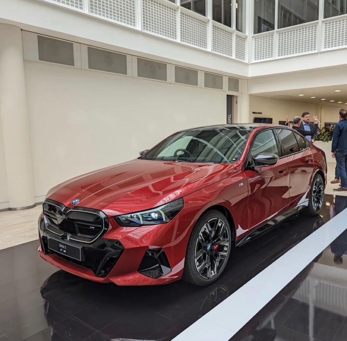 BMW i5 전시차 사진  썸네일