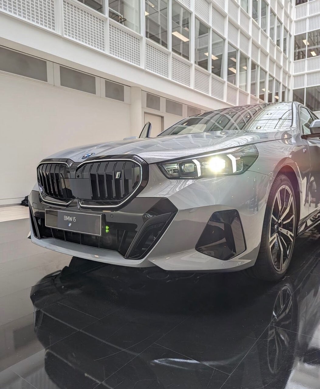 BMW i5 전시차 사진  썸네일