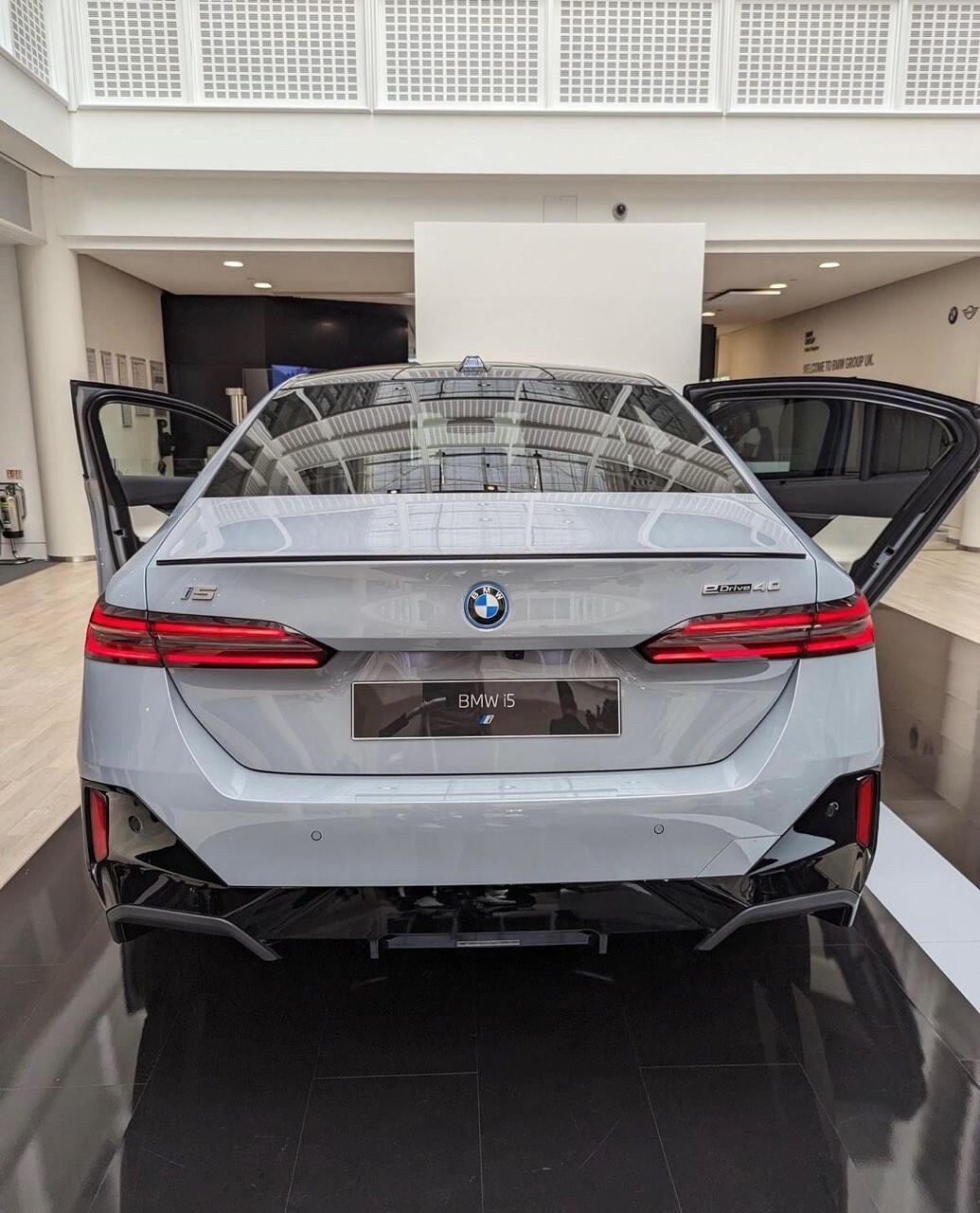 BMW i5 전시차 사진  썸네일