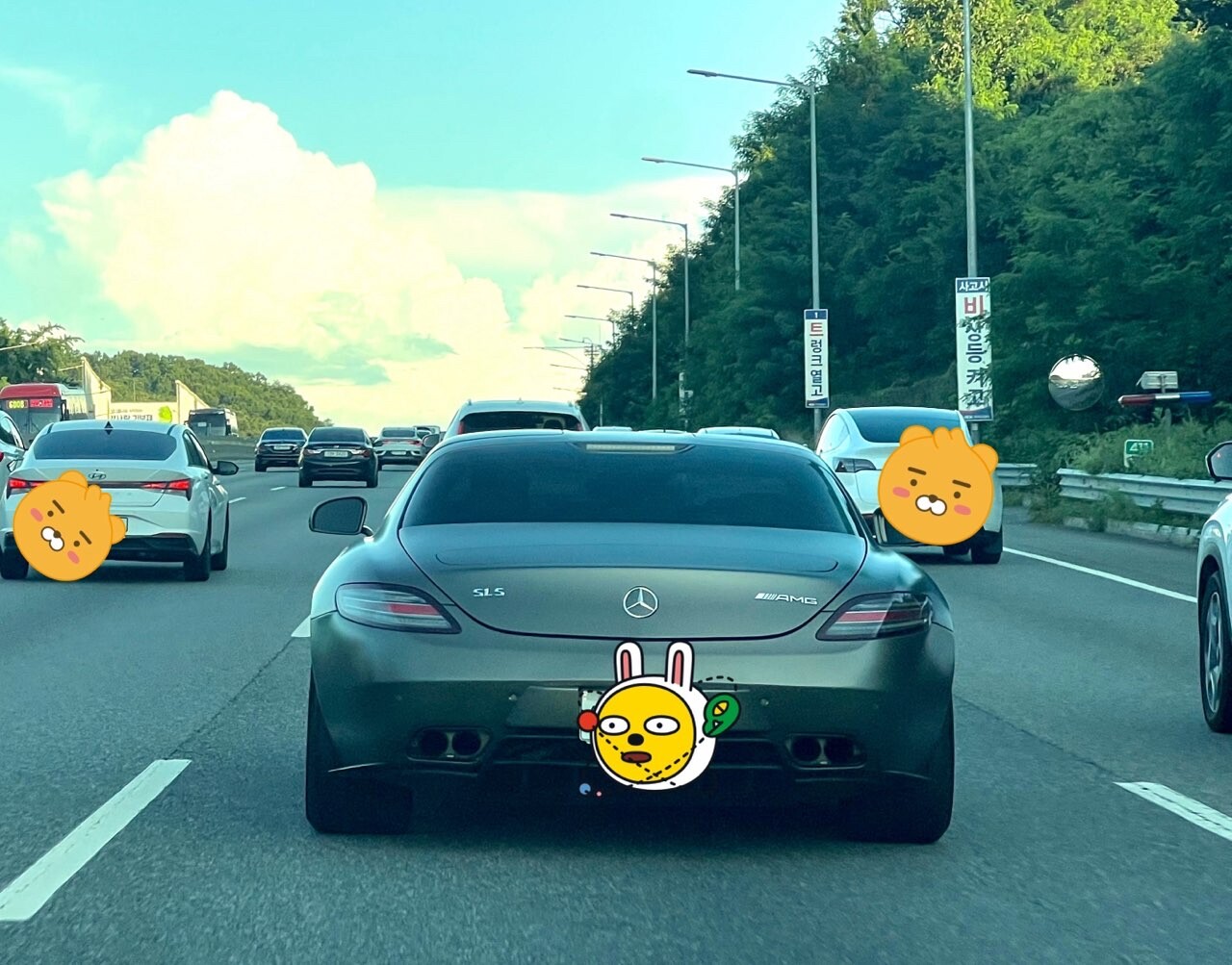퇴근길에 어마무시한 차를 봤습니다  게시글 썸네일