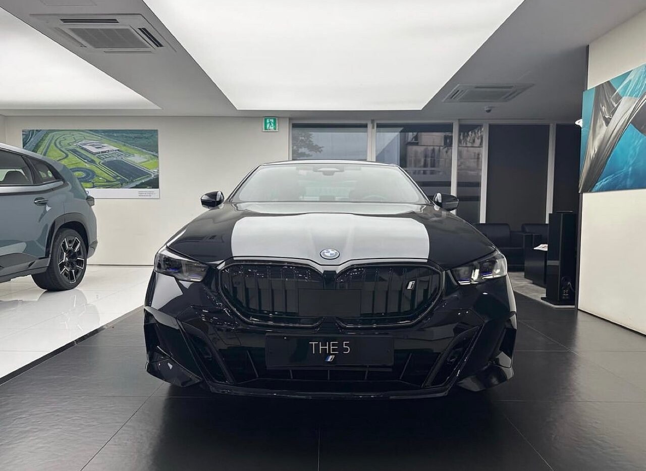 BMW i5 40 프로, 530i M팩 전시차 사진  게시글 썸네일