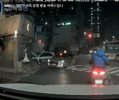 놀람주의) 아이오닉5 택시 충돌 사고후 운전자 구출 영상 썸네일