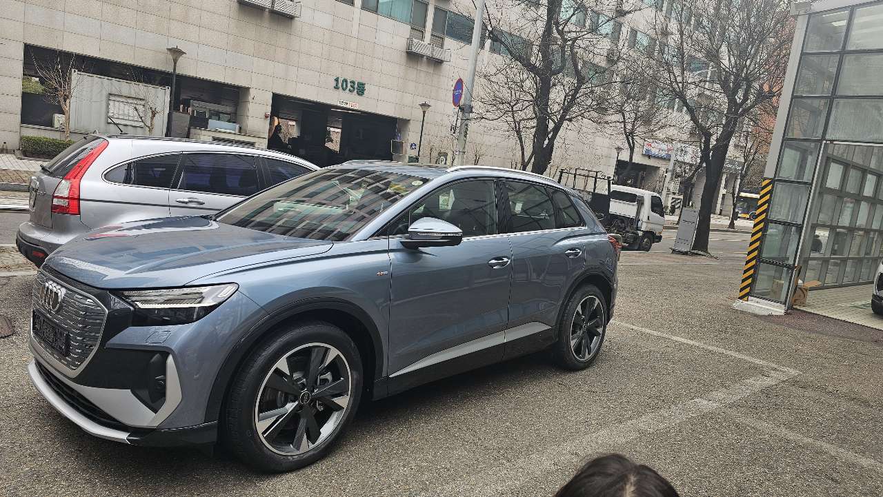 아우디 Q4 e-트론 40 프리미엄 썸네일 이미지