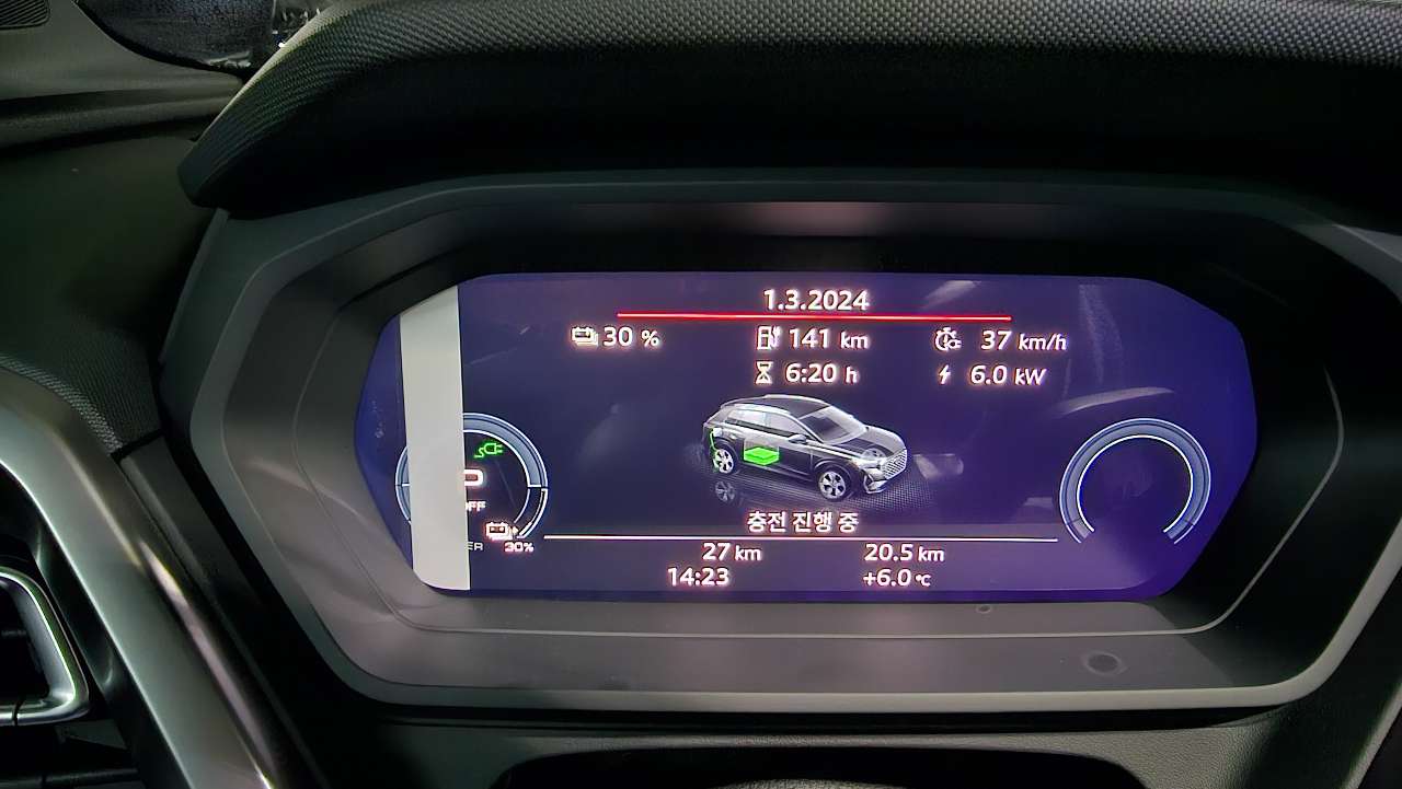 아우디 Q4 e-트론 40 프리미엄 썸네일 이미지