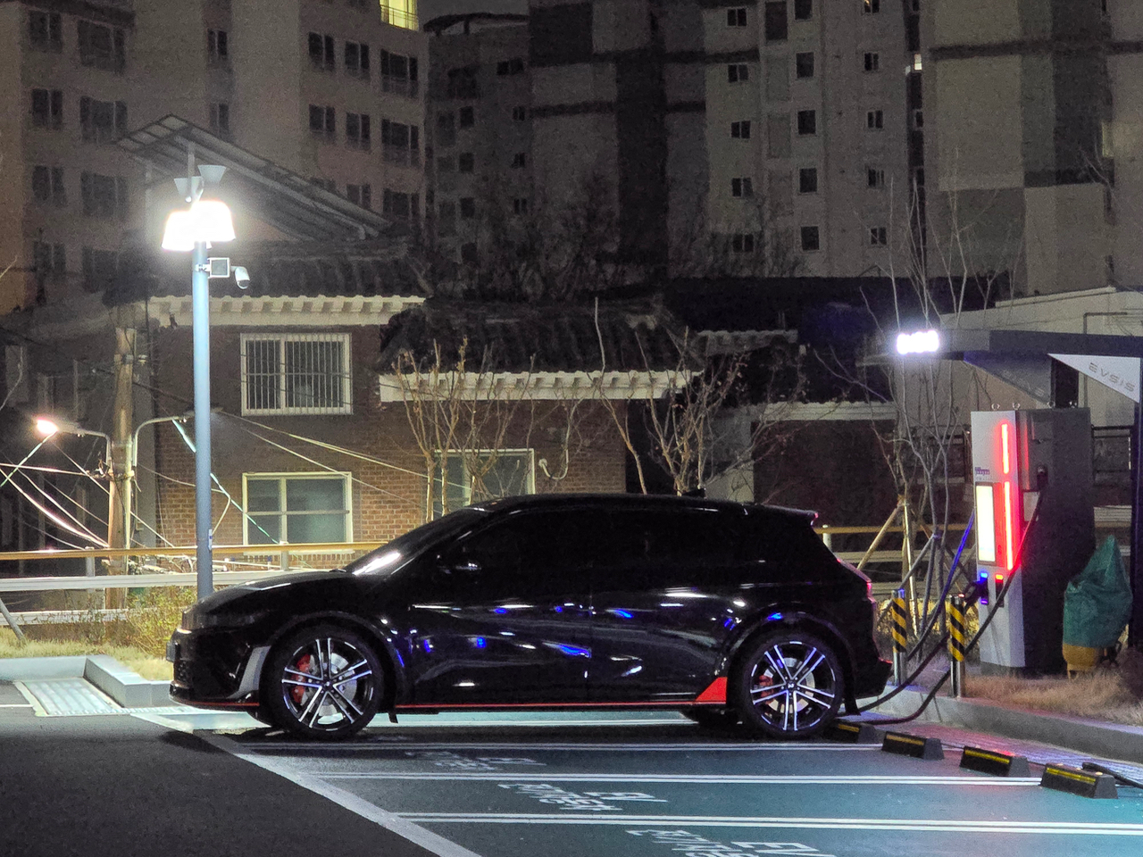 만족하며 타고 있는 아이오닉5N 썸네일 이미지