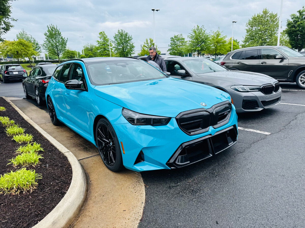 BMW M5 투어링 인디비주얼 마이애미 블루  썸네일