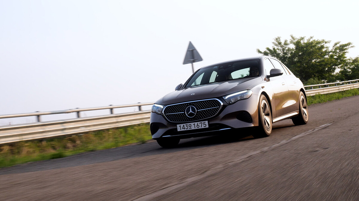 2025 벤츠 E200 아방가르드 벨벳 브라운 [오토뷰]  썸네일