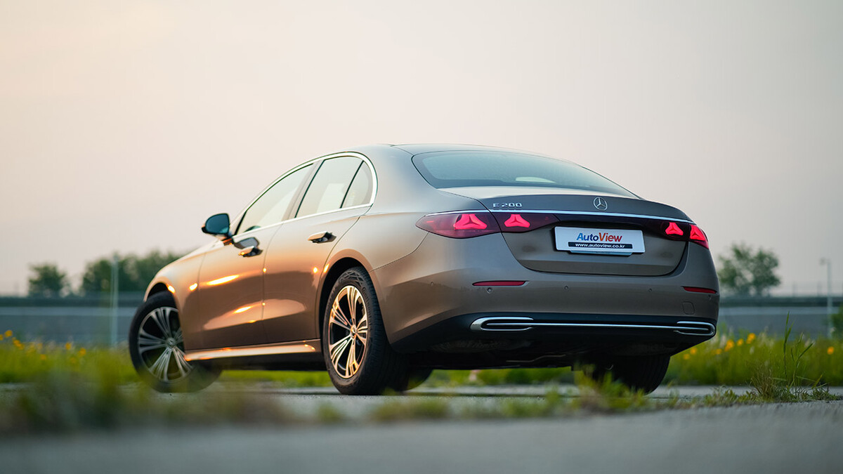 2025 벤츠 E200 아방가르드 벨벳 브라운 [오토뷰]  썸네일