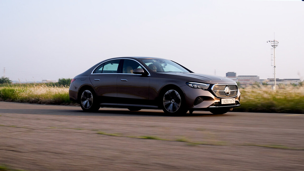 2025 벤츠 E200 아방가르드 벨벳 브라운 [오토뷰]  썸네일